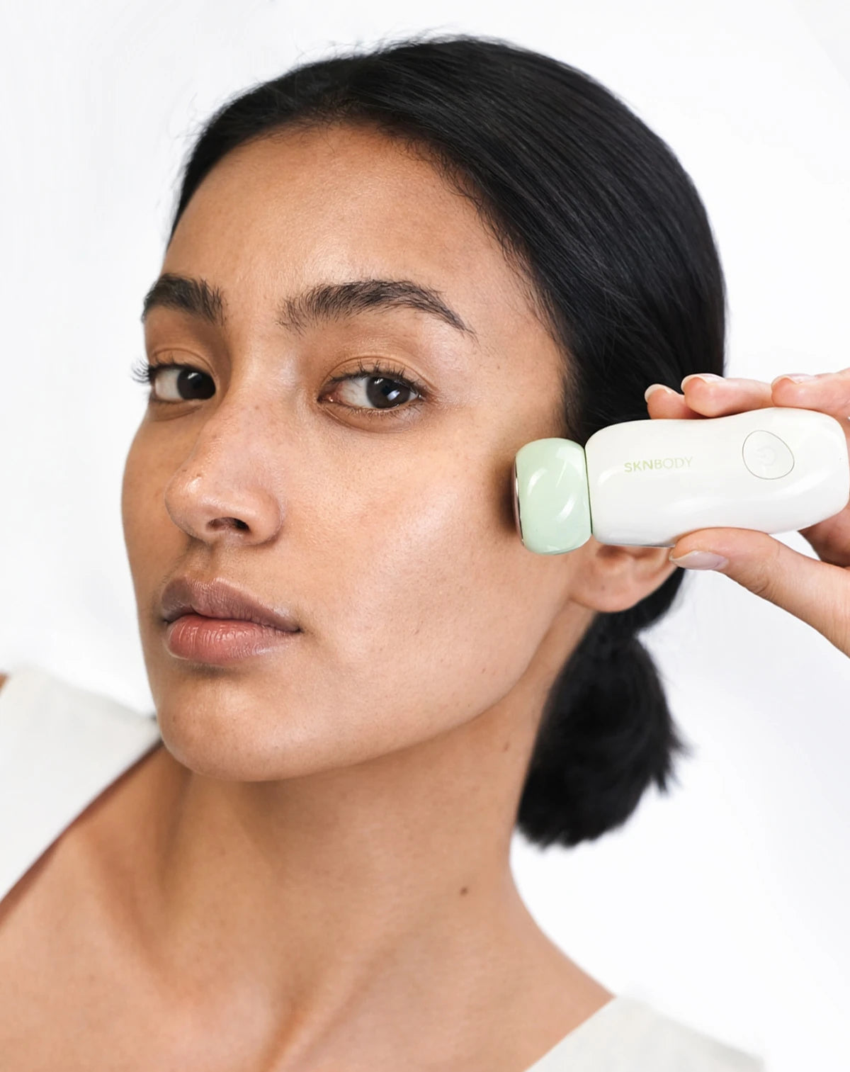 CryoReset eye wand held gently beside the eye
